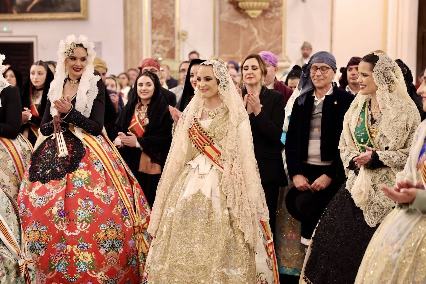 La fallera mayor de Valencia cierra la Ofrenda con su espolín blanco Madreperla