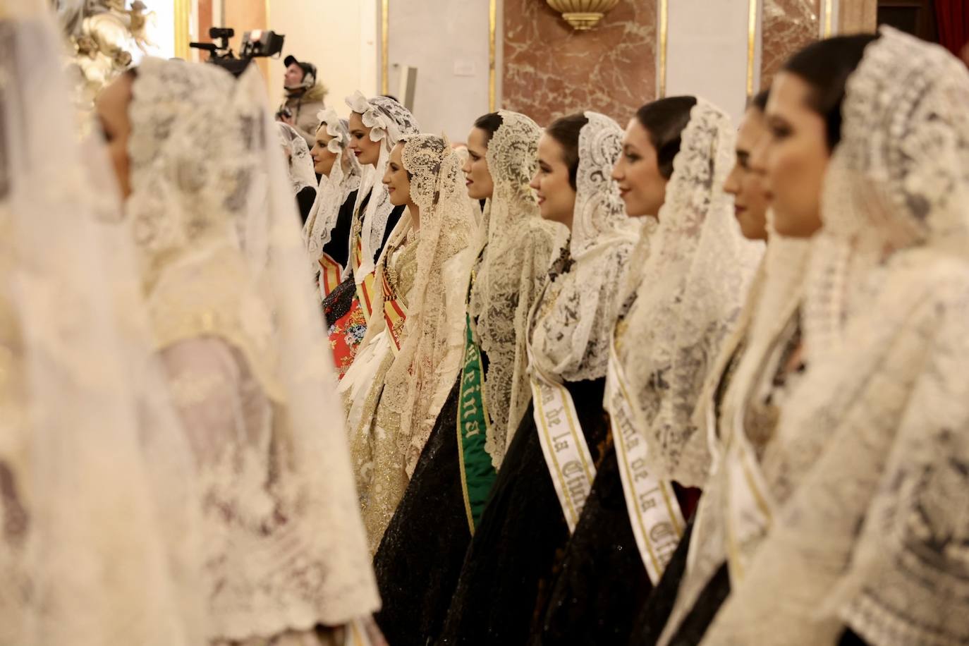 La fallera mayor de Valencia cierra la Ofrenda con su espolín blanco Madreperla