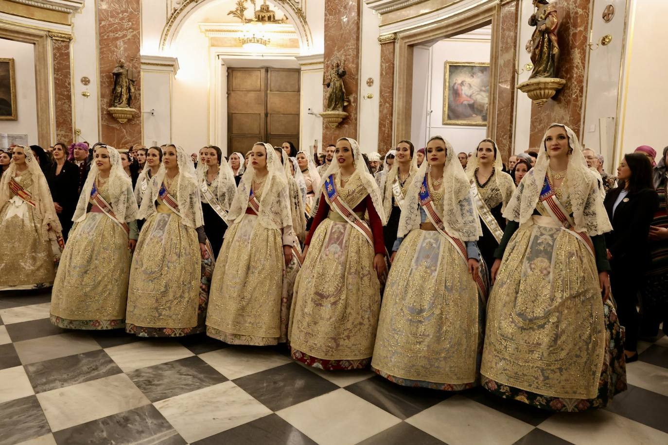 María Estela Arlandis, fallera mayor de Valencia 2024, y toda su corte ponen el broche de oro al segundo día de Ofrenda