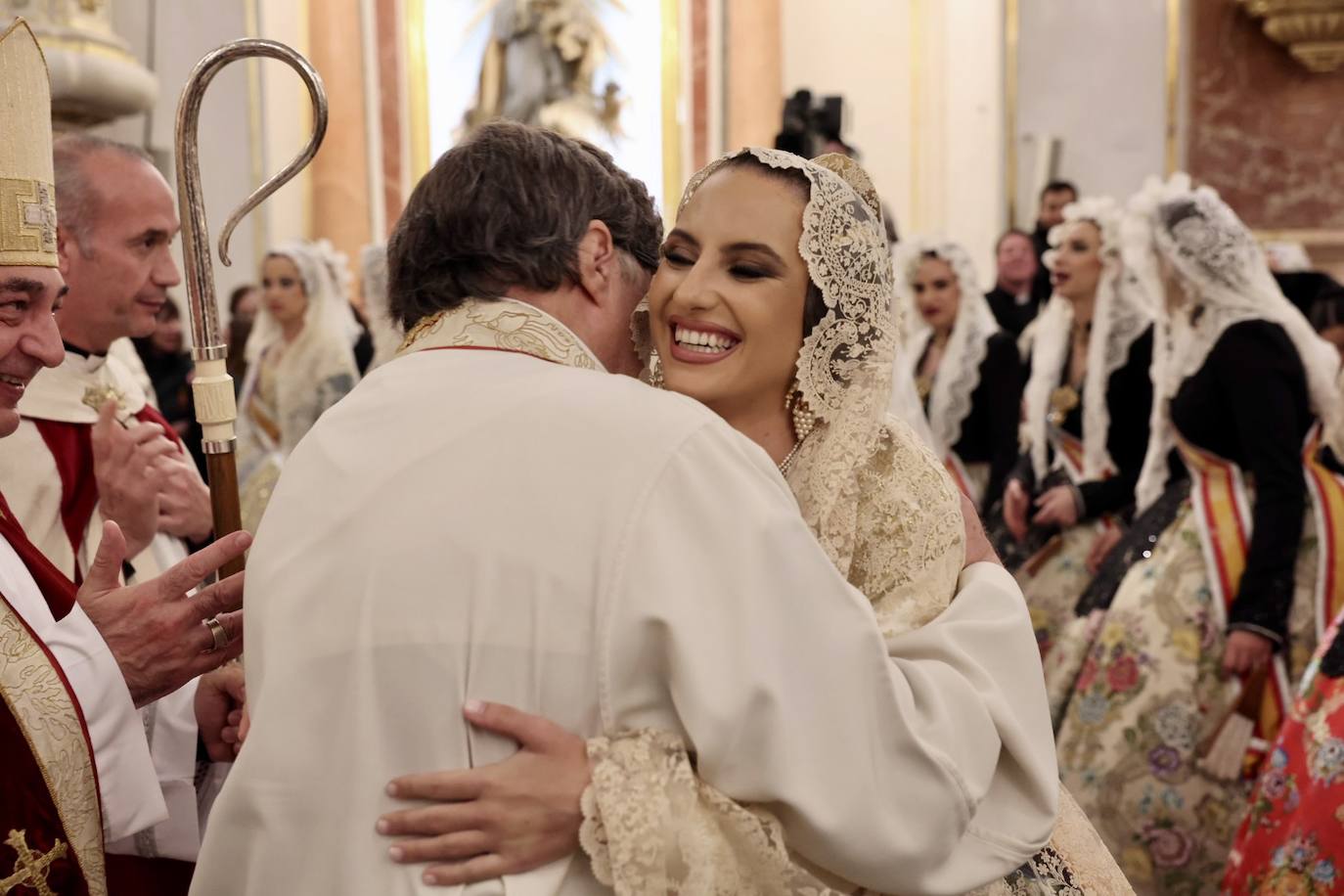 María Estela Arlandis, fallera mayor de Valencia 2024, y toda su corte ponen el broche de oro al segundo día de Ofrenda