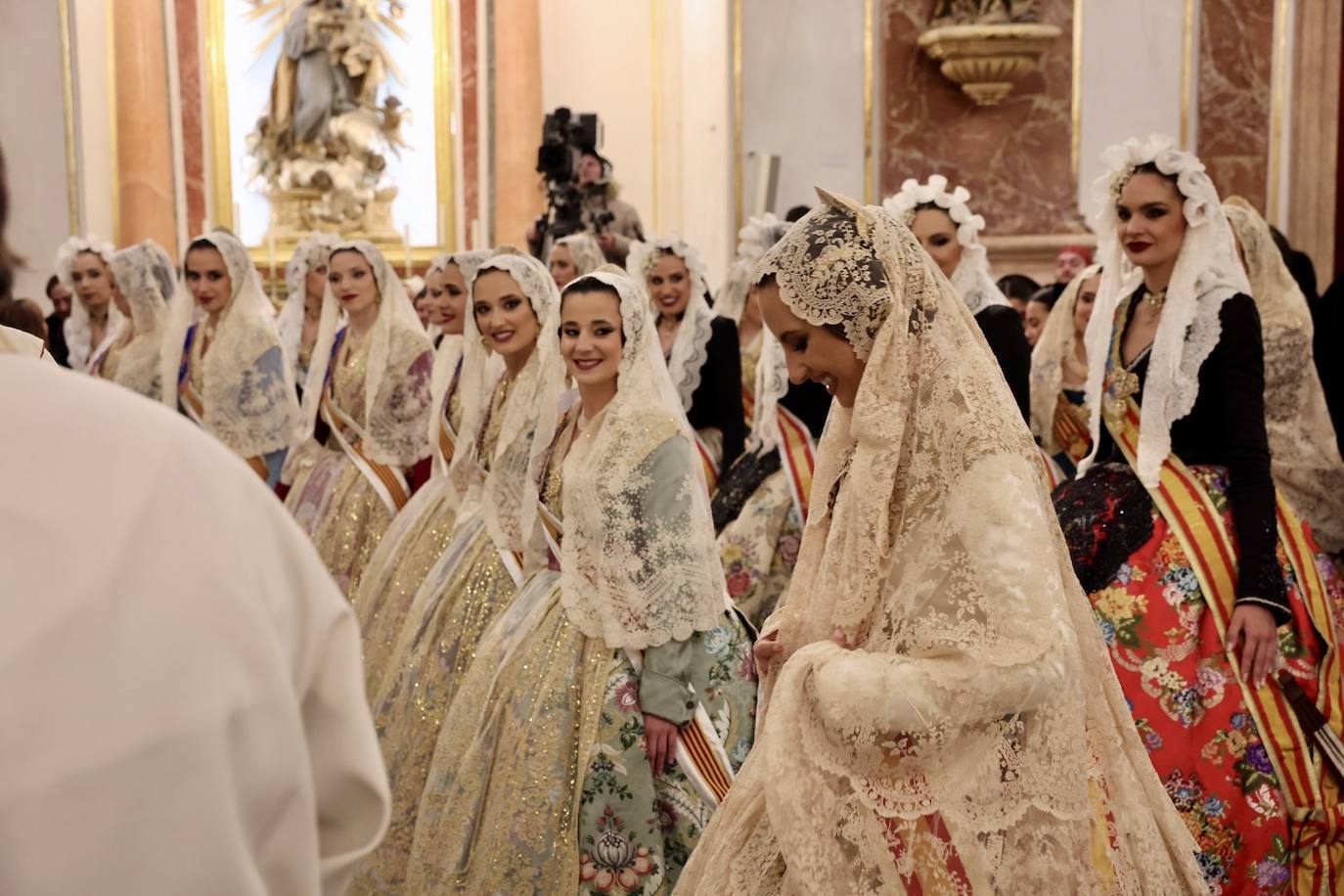 María Estela Arlandis, fallera mayor de Valencia 2024, y toda su corte ponen el broche de oro al segundo día de Ofrenda