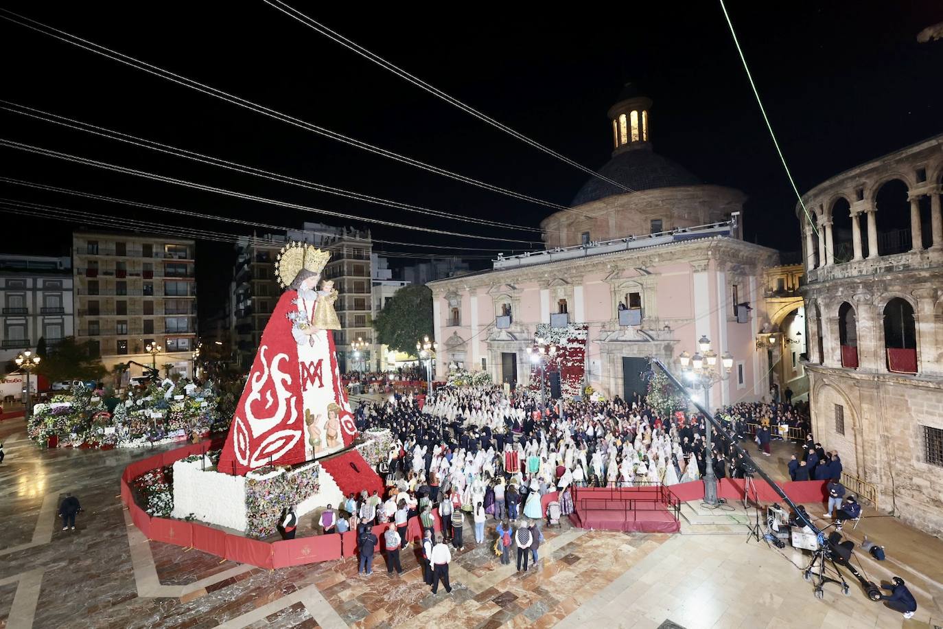 María Estela Arlandis, fallera mayor de Valencia 2024, y toda su corte ponen el broche de oro al segundo día de Ofrenda