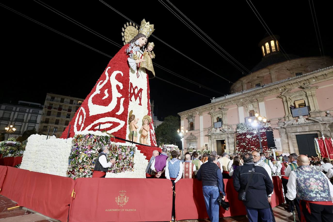 María Estela Arlandis, fallera mayor de Valencia 2024, y toda su corte ponen el broche de oro al segundo día de Ofrenda