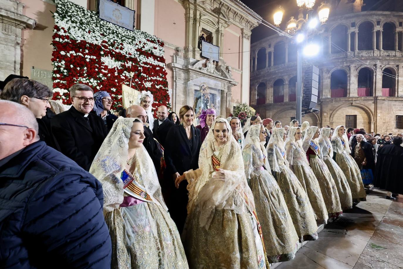 María Estela Arlandis, fallera mayor de Valencia 2024, y toda su corte ponen el broche de oro al segundo día de Ofrenda