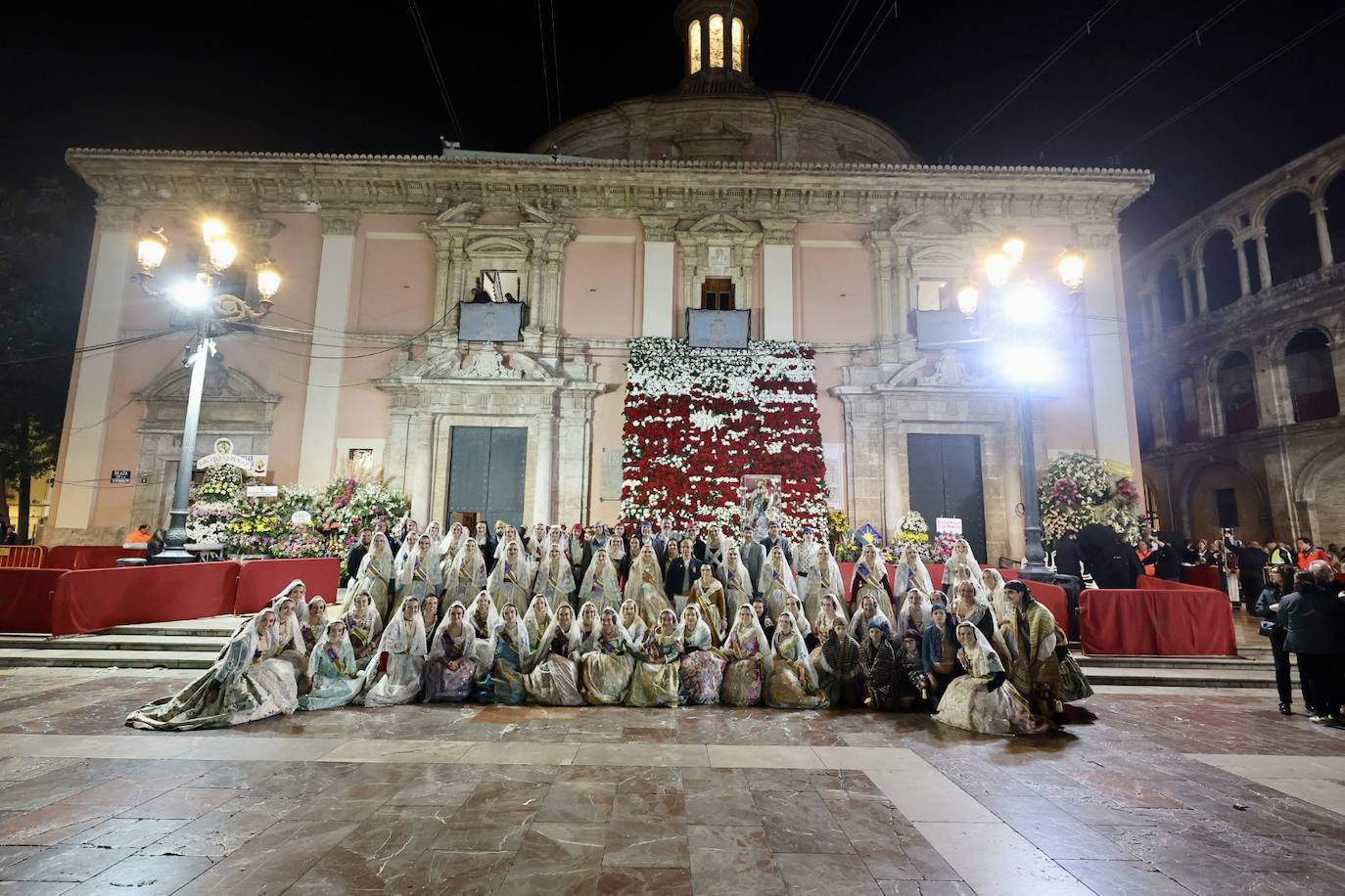 María Estela Arlandis, fallera mayor de Valencia 2024, y toda su corte ponen el broche de oro al segundo día de Ofrenda