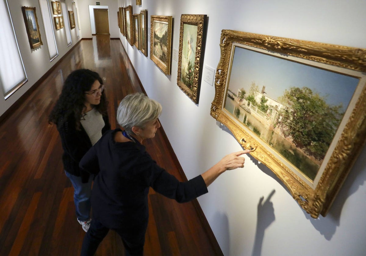 Dos mujeres contemplan una obra en el Museo de Bellas Artes.