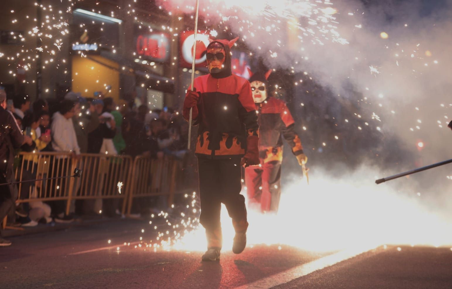 La cabalgata del fuego ilumina el centro de Valencia como antesala de la cremà