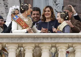 María José Catalá con las falleras mayores y el presidente de la Generalitat.