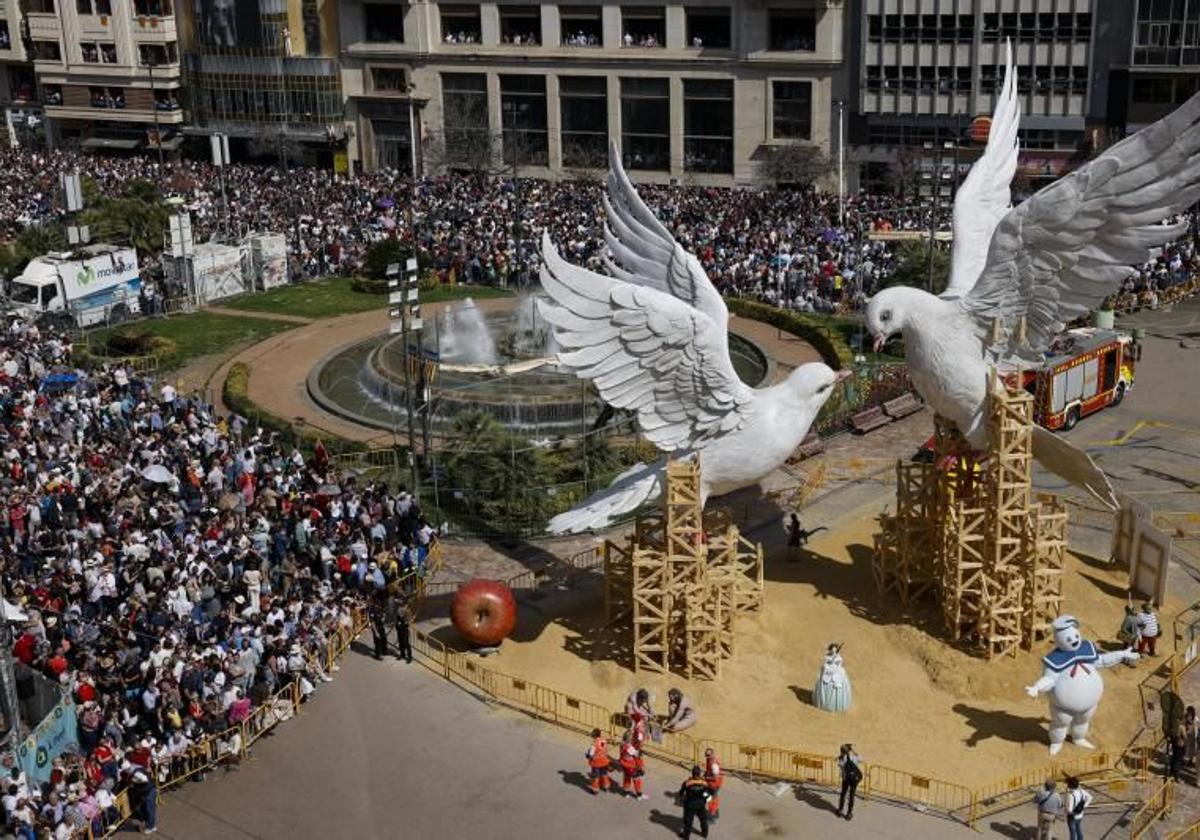 Vista general de la falla municipal rodeada del público asistente a la mascletà de las Fallas de 2024