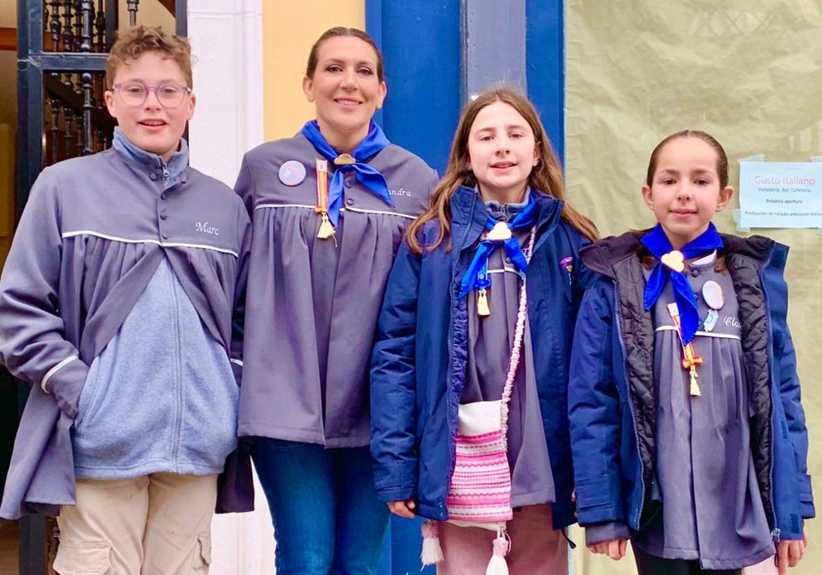 La reina de Vilanova, Sandra Chóver, con otros falleros y falleras infantiles.