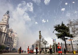 Mascletà este martes en la plaza del Ayuntamiento de Valencia.