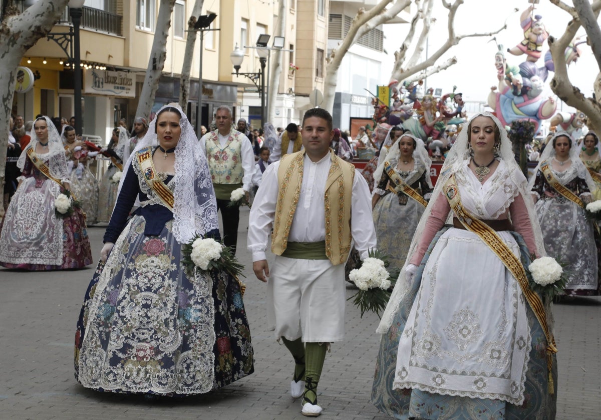 Falleras de Saladar con claveles blancos.