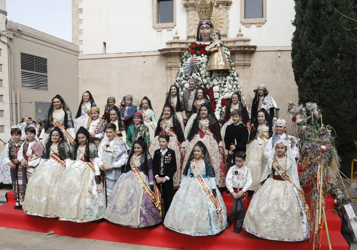 Imagen principal - Presidentes y falleras mayores, la Comissió de Festes de la Mare de Déu y el público.