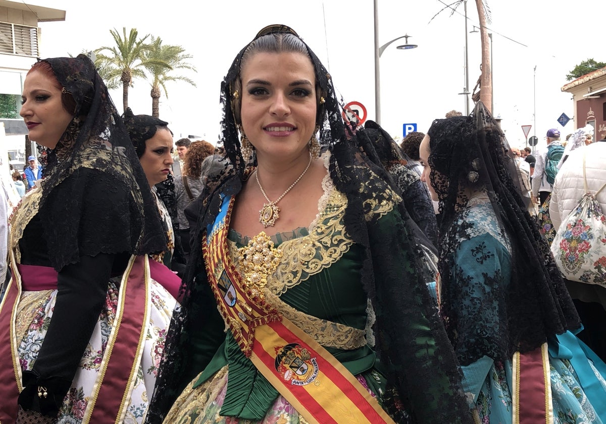 Imagen principal - Sara Femenía, las Bellezas de la Foguera del Carrer Sant Vicent de Alicante y Mariana con sus hijas Blanca y Ana. 