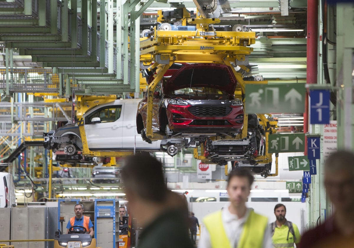 Varios trabajadores, en la línea de producción de Ford Almussafes.