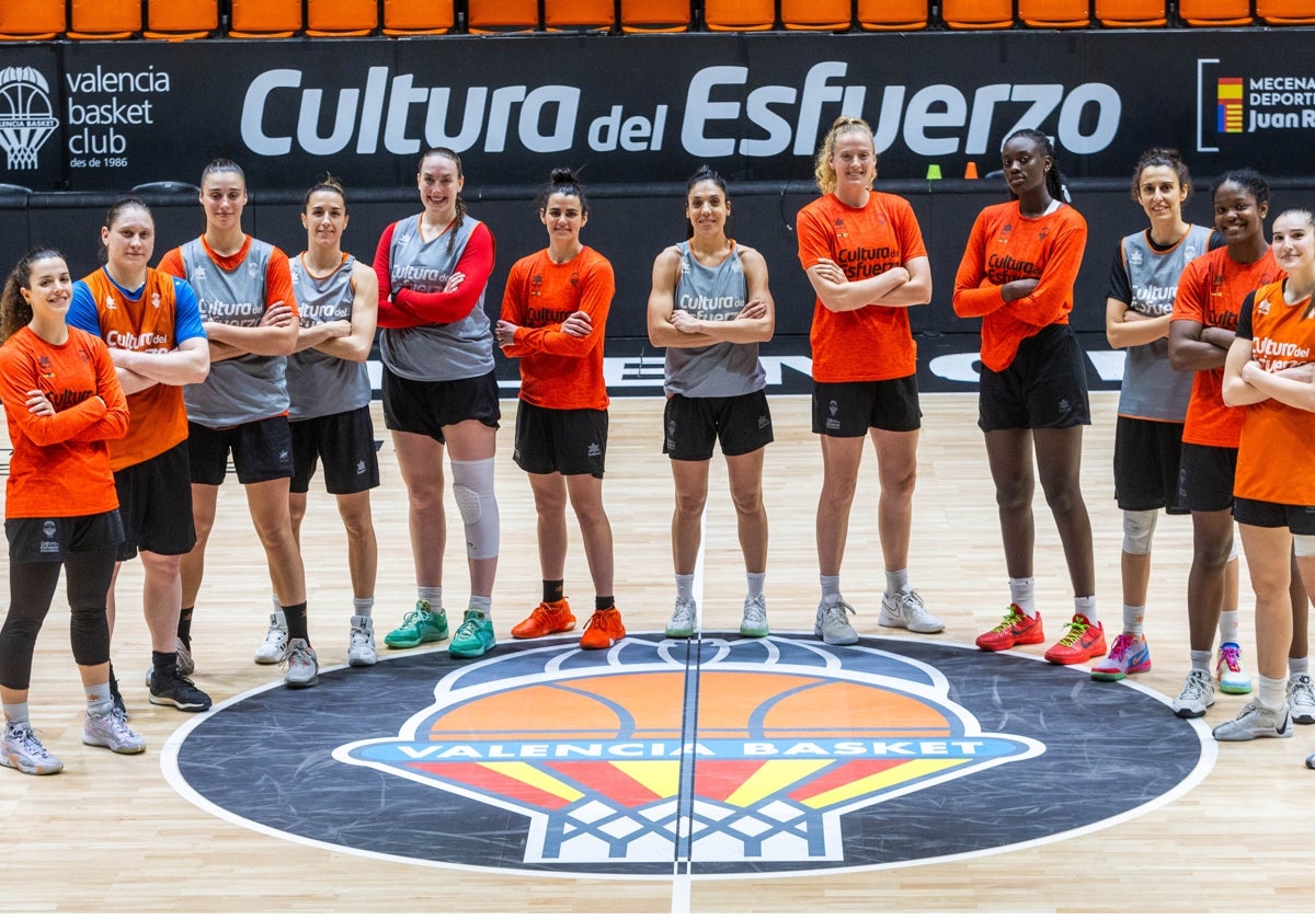 Las jugadoras del Valencia Basket posan en la Fonteta antes de viajar a Huelva.