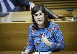 La presidenta de Hablamos Español, Gloria Lago, en la tribuna de Les Corts.