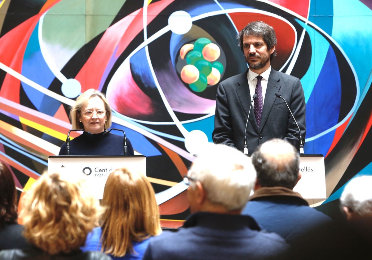 La hija del poeta, Carmina Estellés, junto al ministro de Cultura, Ernest Urtasun, este miércoles en el Centro de Cultura Contemporánea Octubre.