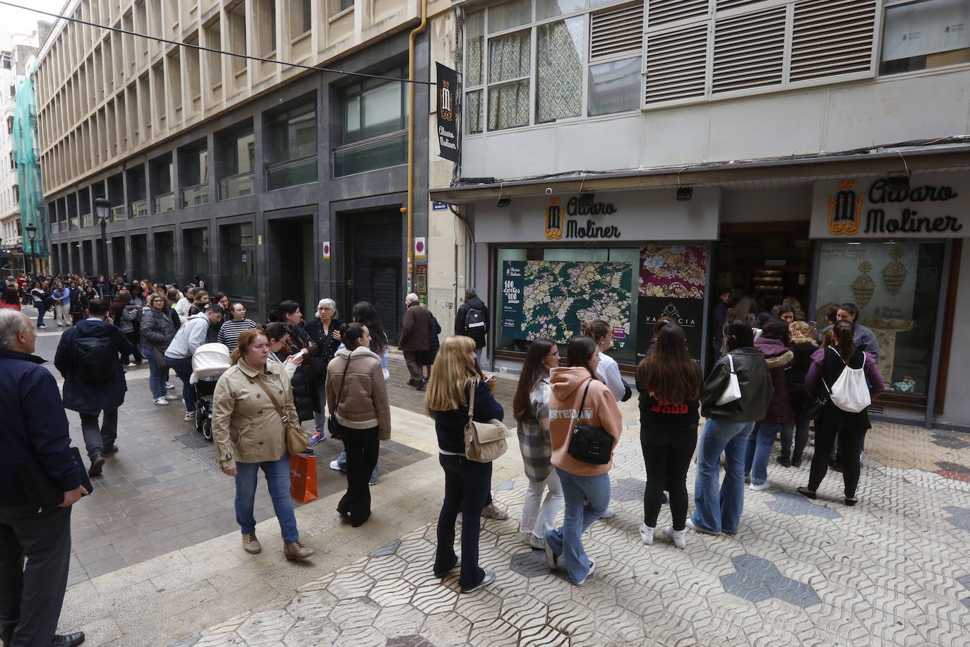 Primeras colas por las rebajas falleras