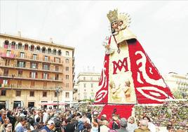Los valencianos se arremolinan en la Plaza de la Virgen.
