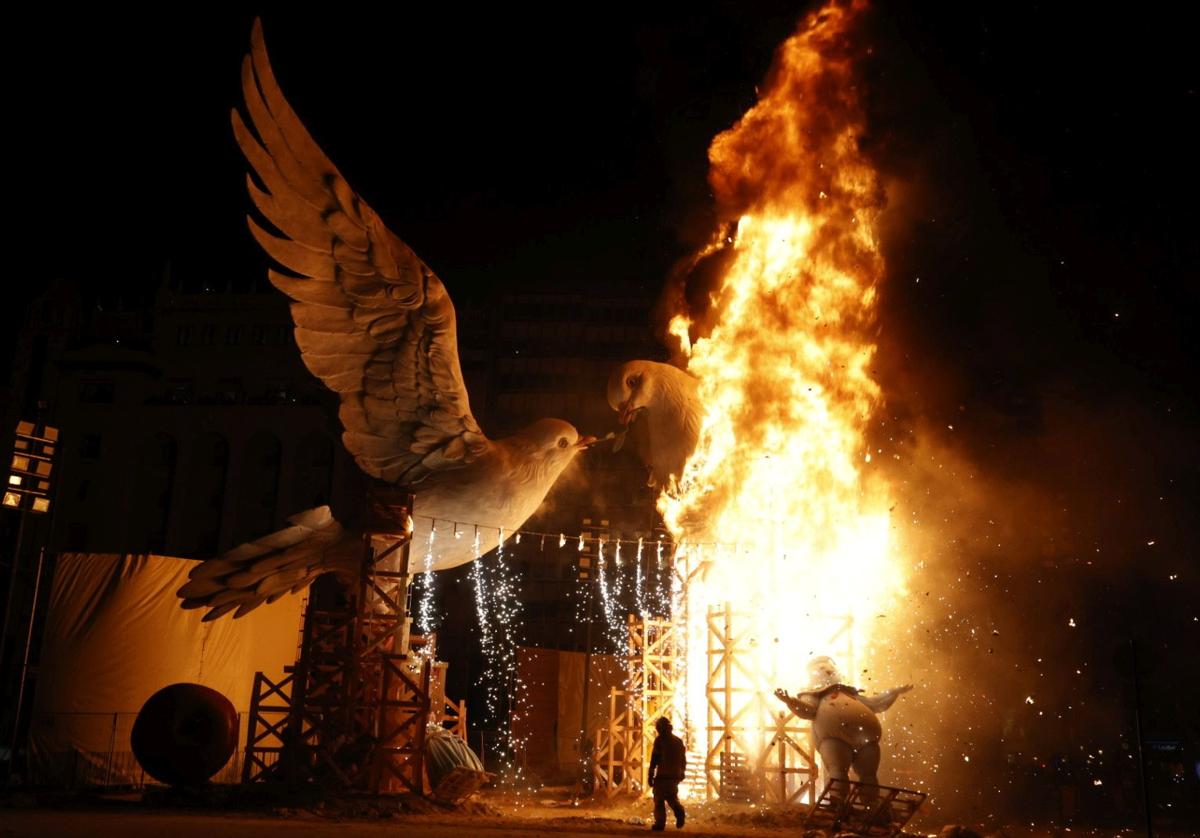 Cremà de la falla municipal de Valencia de las Fallas 2024.