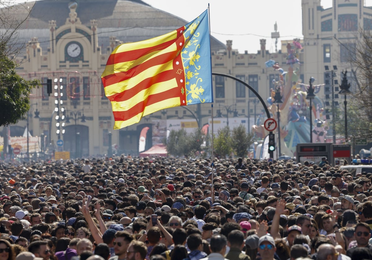 Masiva asistencia de público a una mascletà.