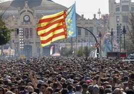 Masiva asistencia de público a una mascletà.