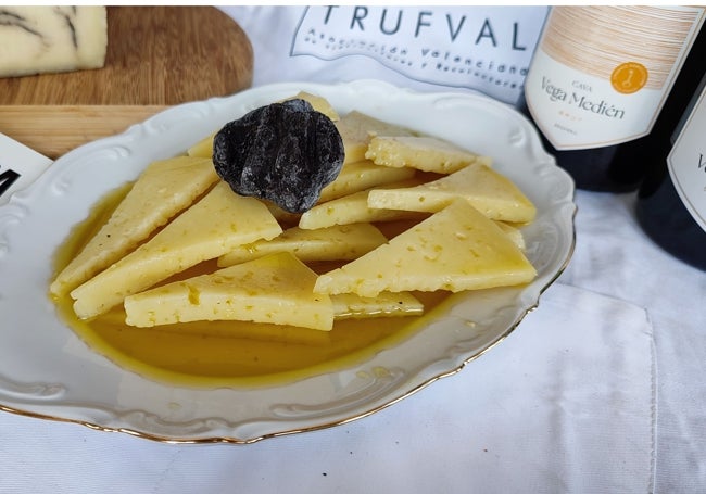 Queso de oveja añeco con aceite trufado.