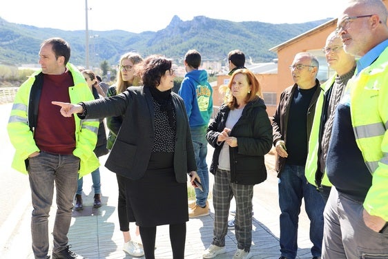 La alcaldesa de Vallada y la diputada de Carreteras, durante la visita al municipio.