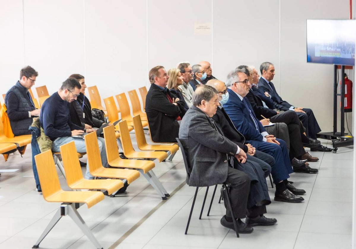 Zaplana, en un extremo de la sala, mientras José Luis Olivas, en el otro.