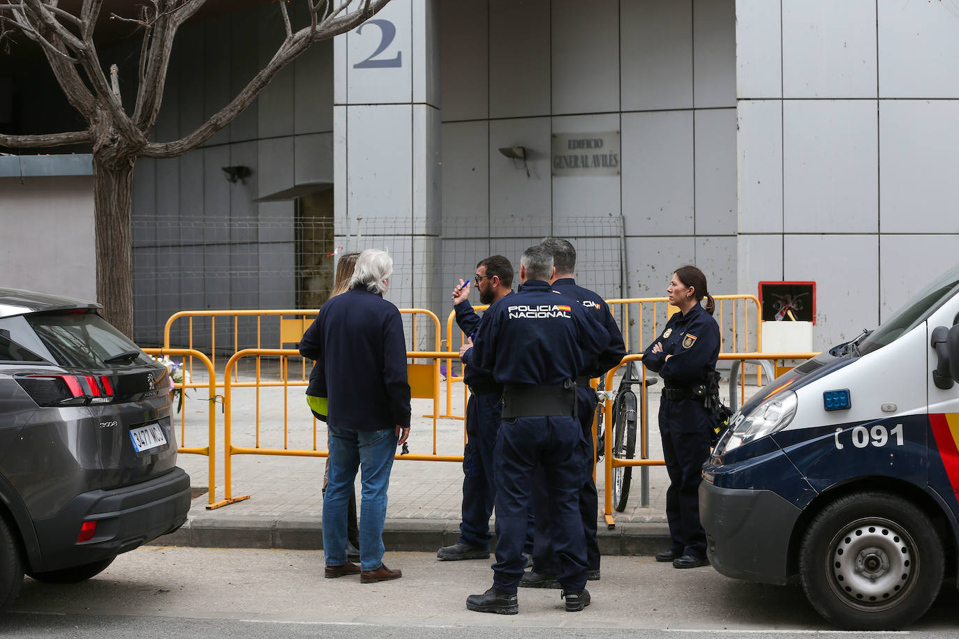 Fotos: los peritos entran en el edificio incendiado en Campanar