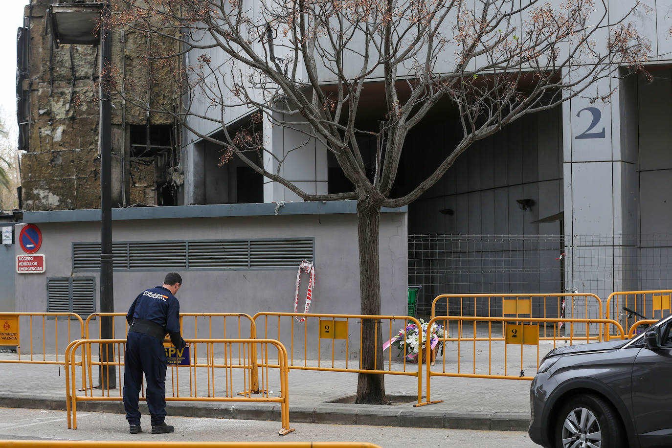 Fotos: los peritos entran en el edificio incendiado en Campanar