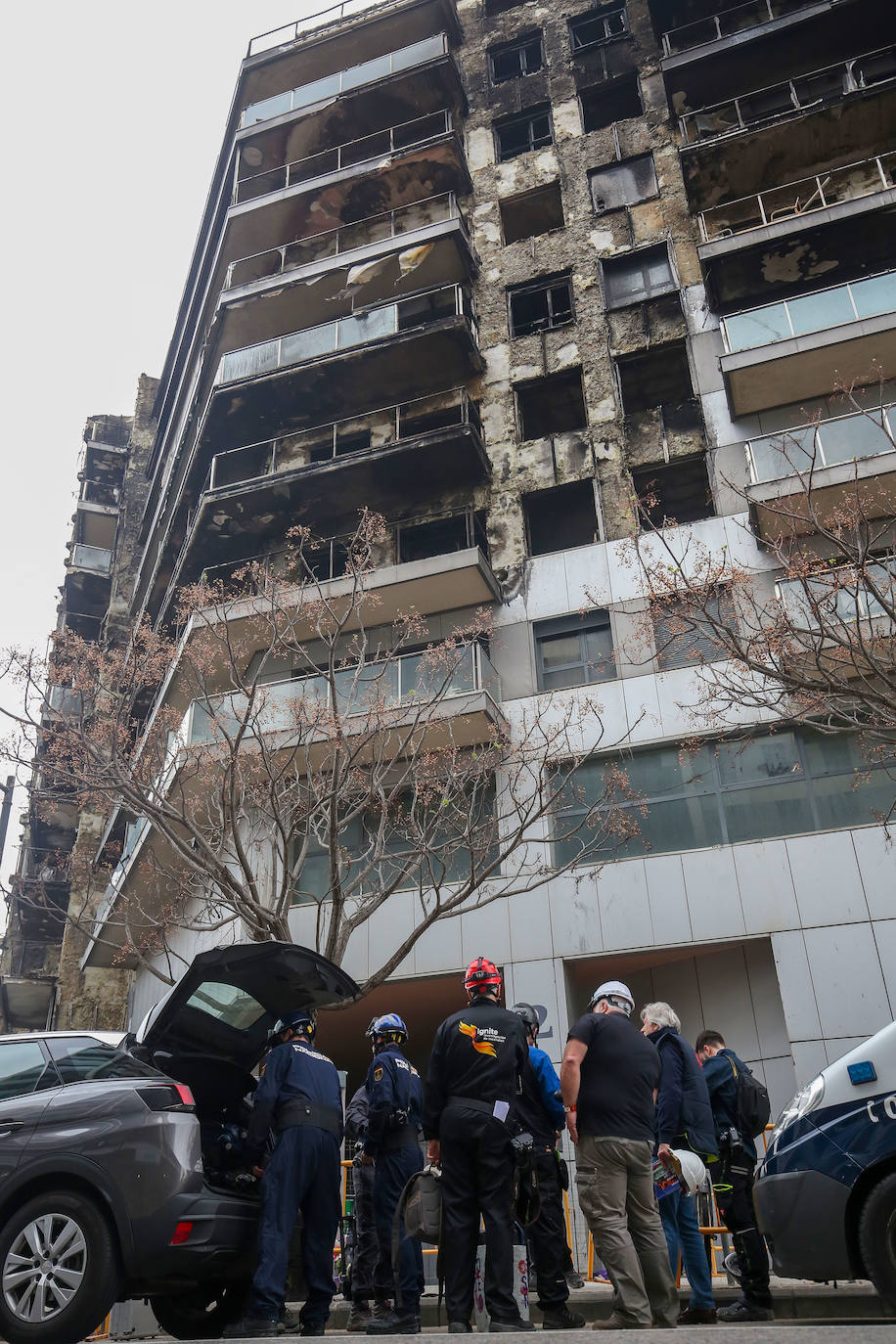 Fotos: los peritos entran en el edificio incendiado en Campanar