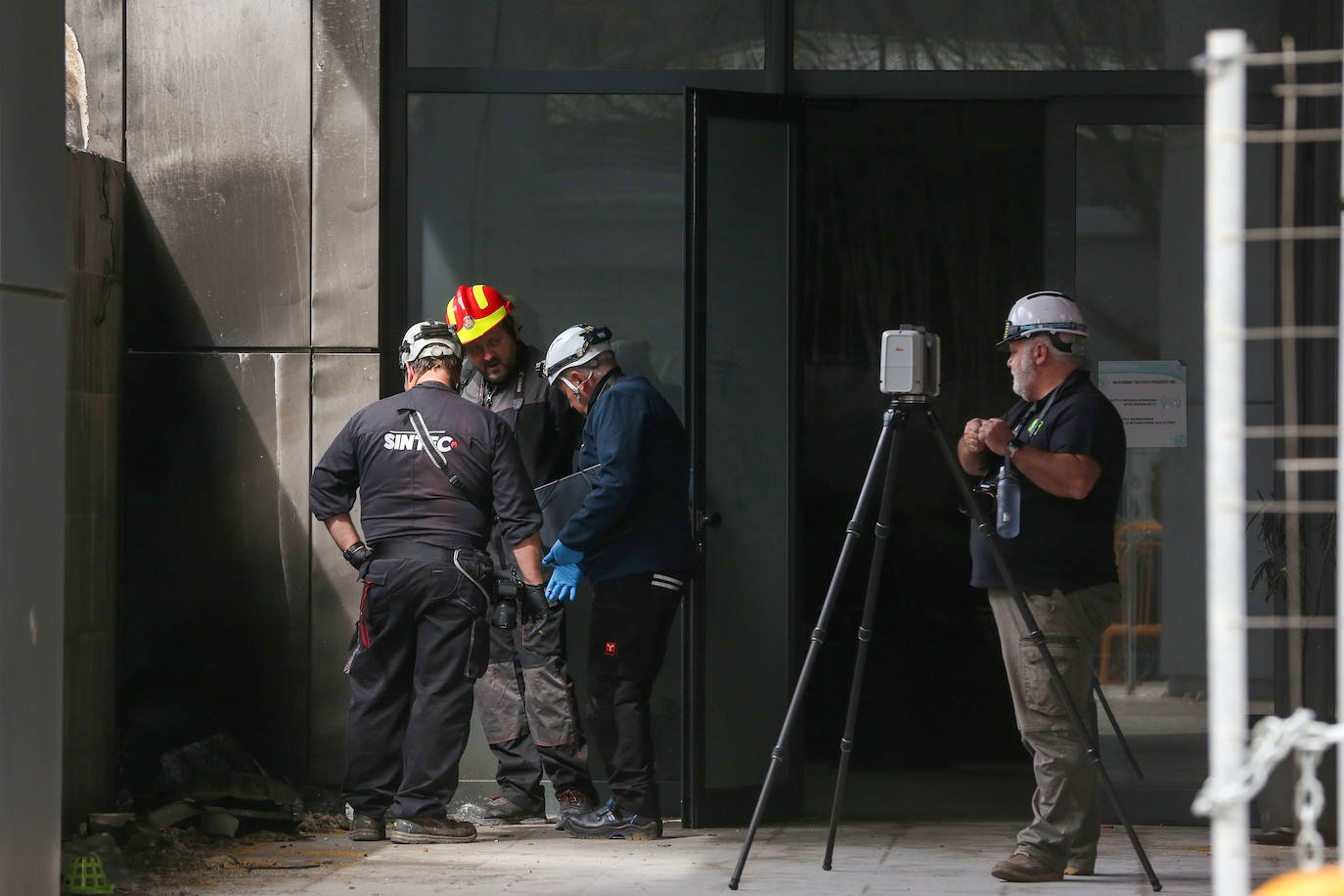 Fotos: los peritos entran en el edificio incendiado en Campanar