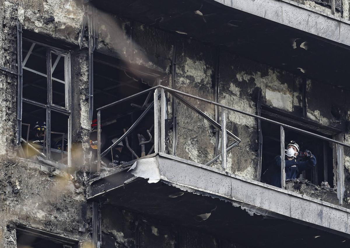 Imagen secundaria 1 - Incendio de Campanar: «Nunca había visto este grado de destrucción»