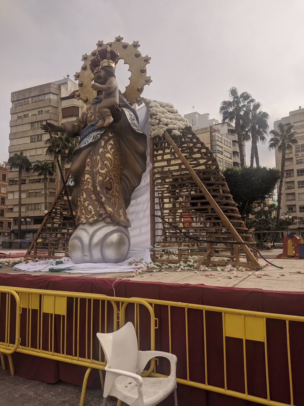 Alzira anuncia que el próximo año contratará seguridad para evitar el robo de las flores de la Virgen