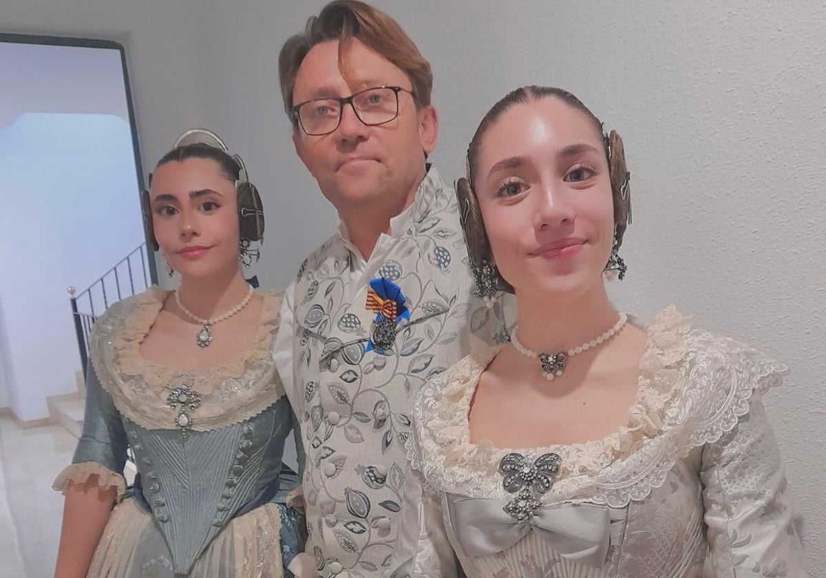 Francisco Martínez con sus dos hijas, el día de la Ofrenda, poco antes de que rescatara a la niña.