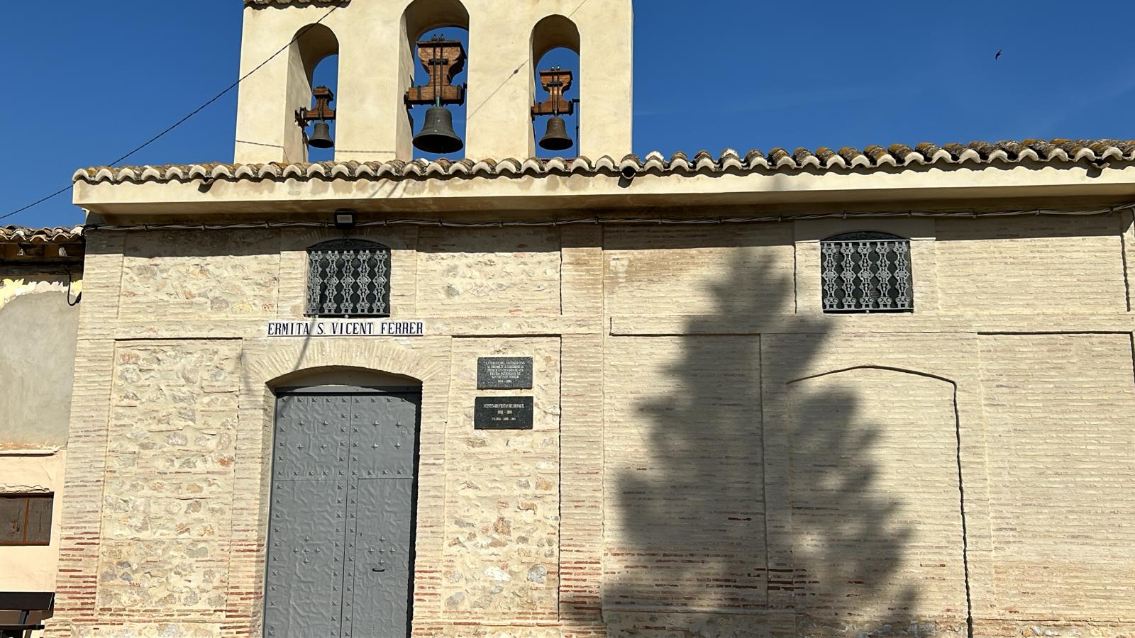 Nueva reja en la ventana de la ermita.