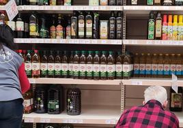 Botellas y garrafas de aceite, en un supermercado.