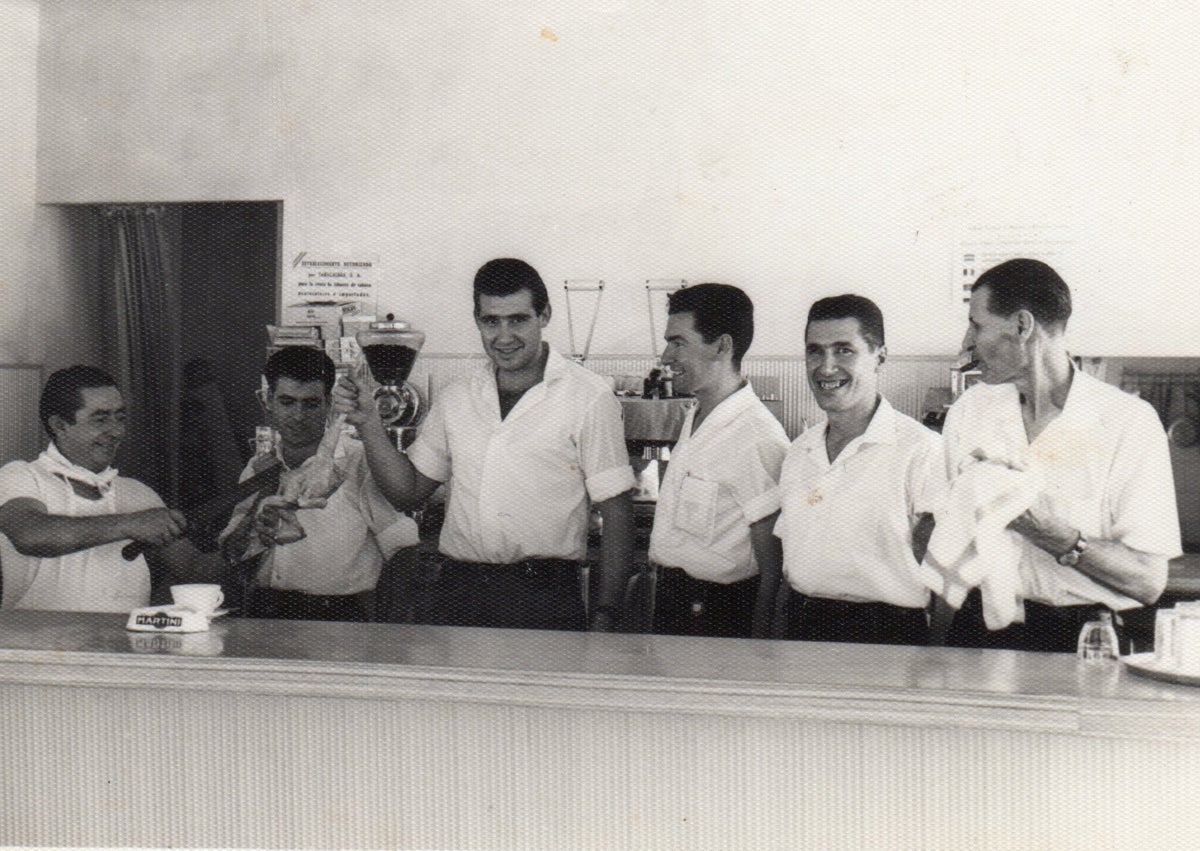 Imagen secundaria 1 - El restaurante en 1947, una imagen de la familia Bayda con Salvador a la derecha, y una estampa actual.