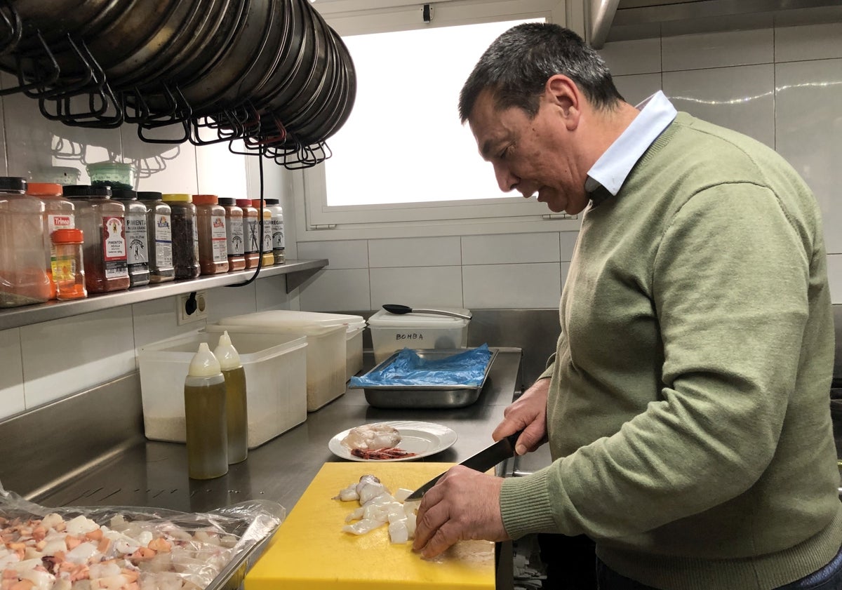 Imagen principal - José Baydal preparando el arròs del senyoret. 