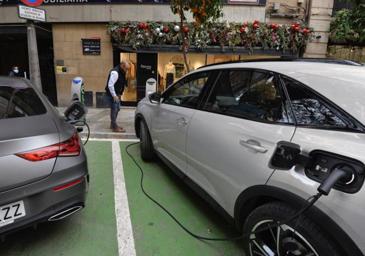 Un coche eléctrico, en un punto de carga.