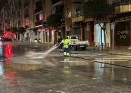 Un operario limpia la calle donde estaba plantada un monumento fallero.