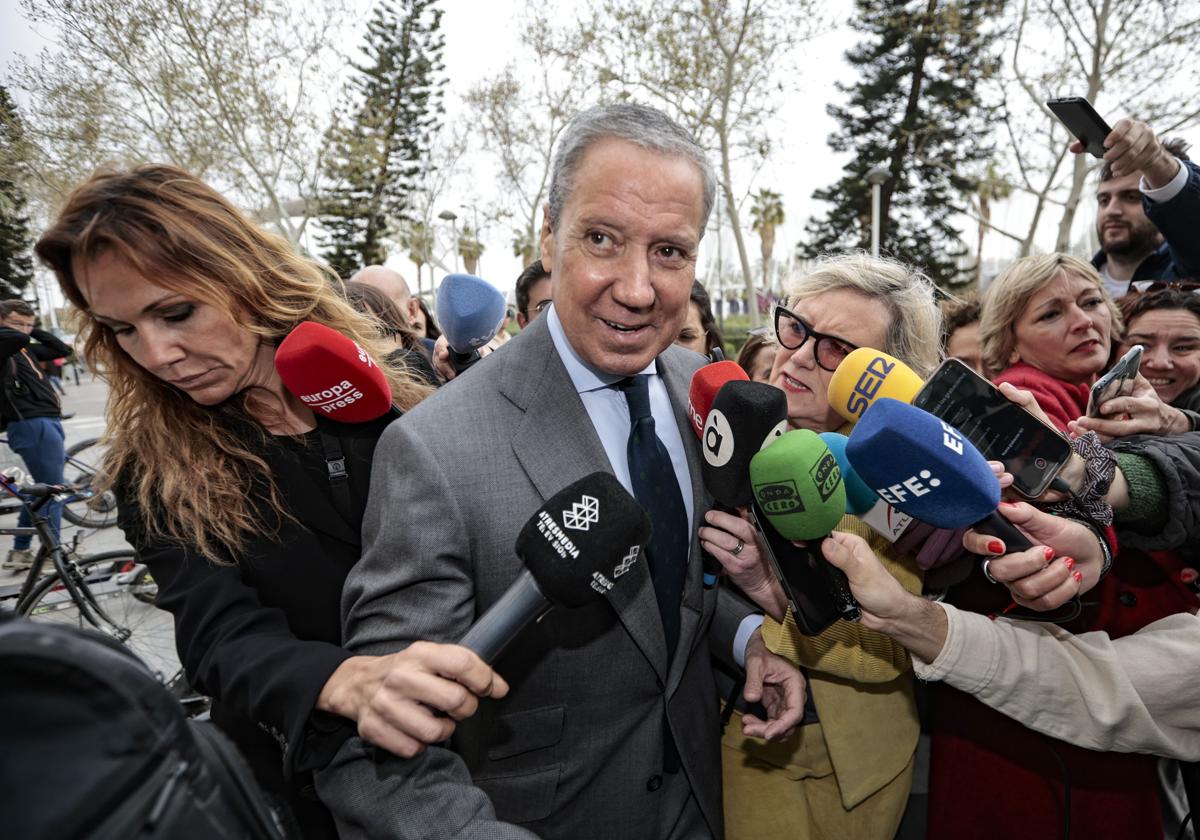 Zaplana rodeado por los medios de comunicación a su llegada a la Ciudad de la Justicia de Valencia este jueves.