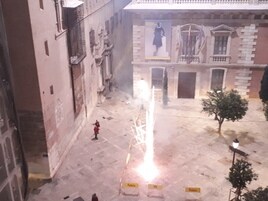 Lanzamiento de fuegos a escasos metros de las fachadas de la universidad y del Colegio del Patriarca, estas Fallas.