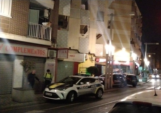 Varios vehículos policiales en la calle de las Palmeras en Alaquàs.