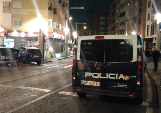 Un furgón de la Policía Nacional en el lugar de los hechos.