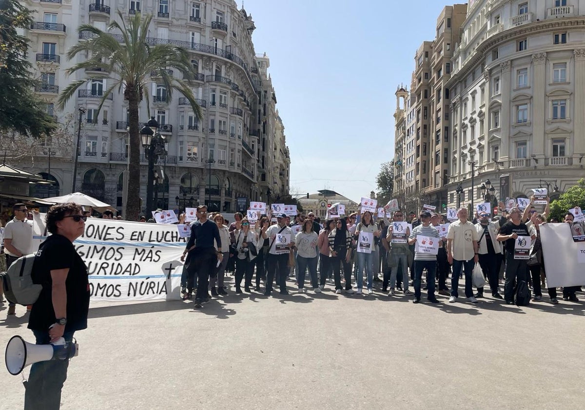 Imagen principal - Los funcionarios de prisiones retoman las protestas en Valencia