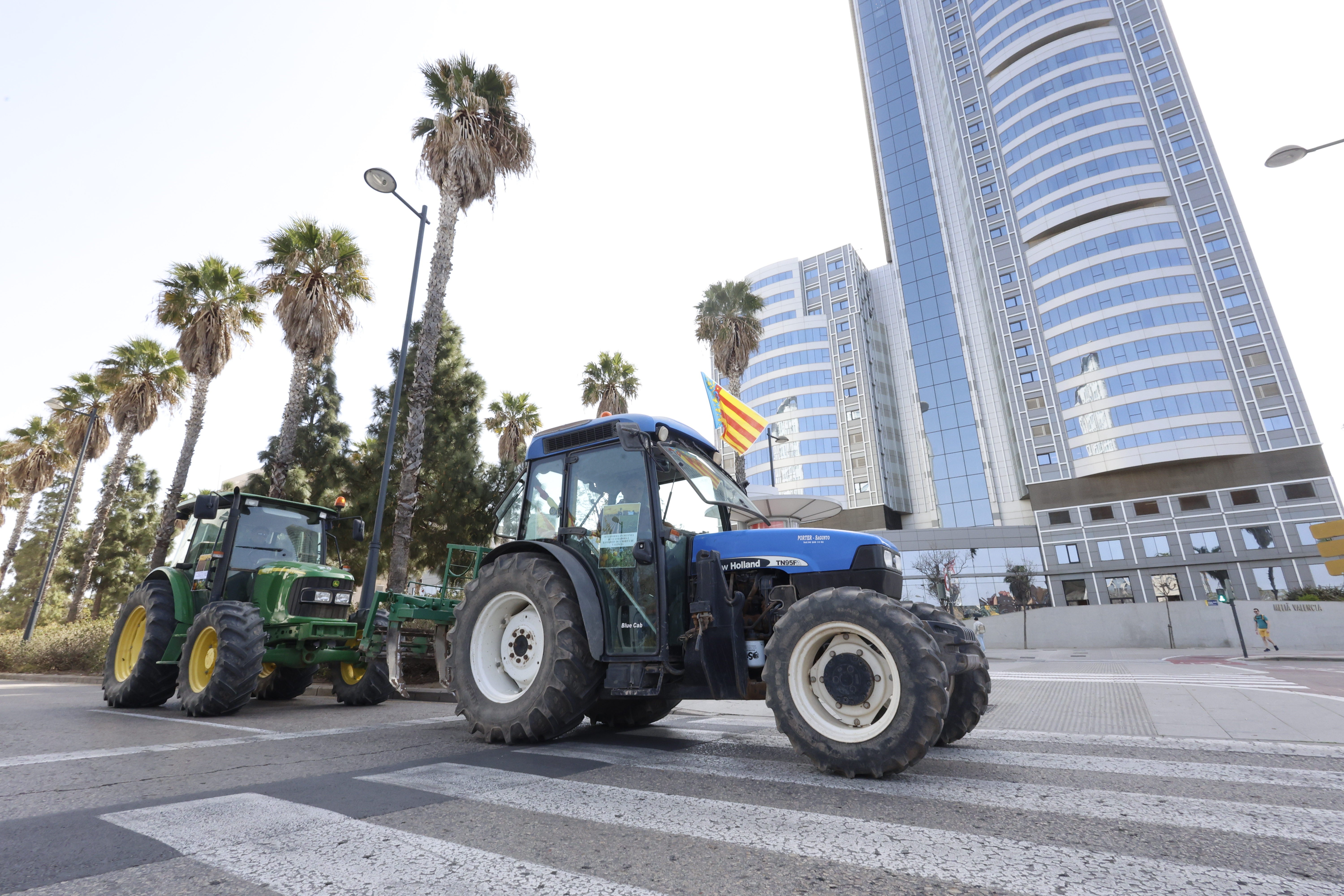 Los agricultores valencianos vuelven a tomar la calle con sus tractores, en imágenes