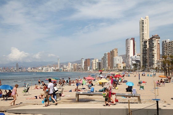 Bañistas en una playa de Benidorm